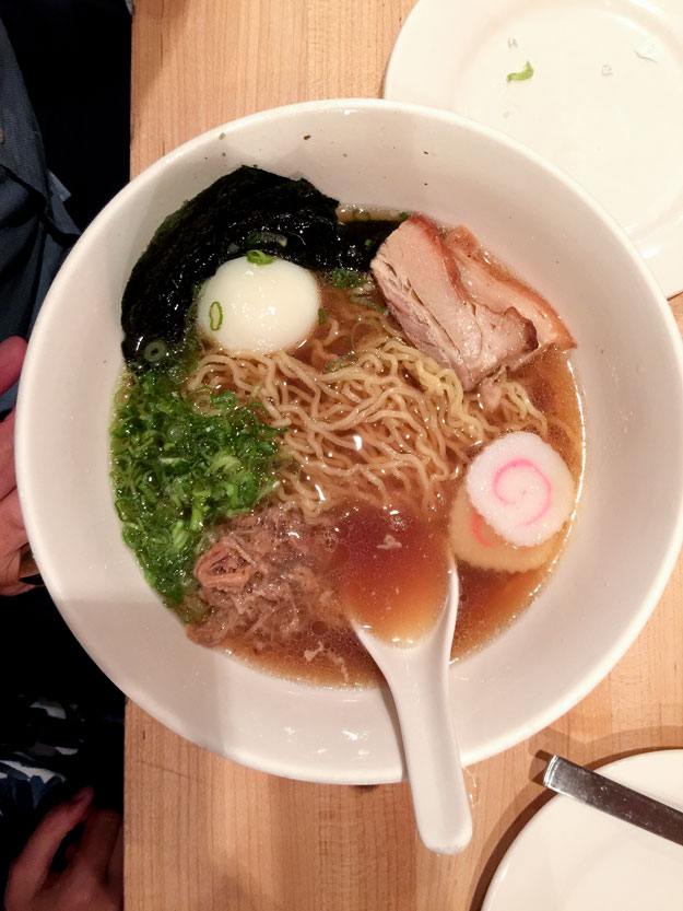 Momofuku Ko עדיין אסייתית שמשעשעת את החיך מרק ראמן