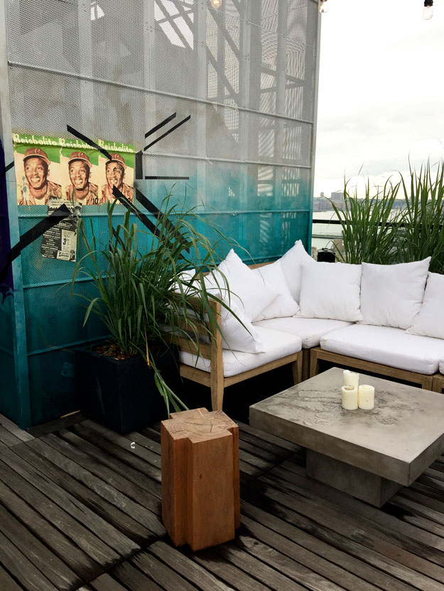 למלון שלנו יש Rooftop עם בר קוקטילים שמשקיף על נהר ההאדסון