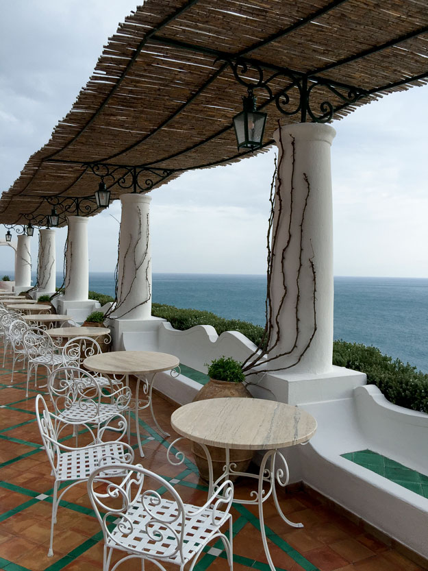 במרפסת המלון Le Sirenuse זכינו להתפעל מהנוף המשקיף על הים הכחול הכסוף 