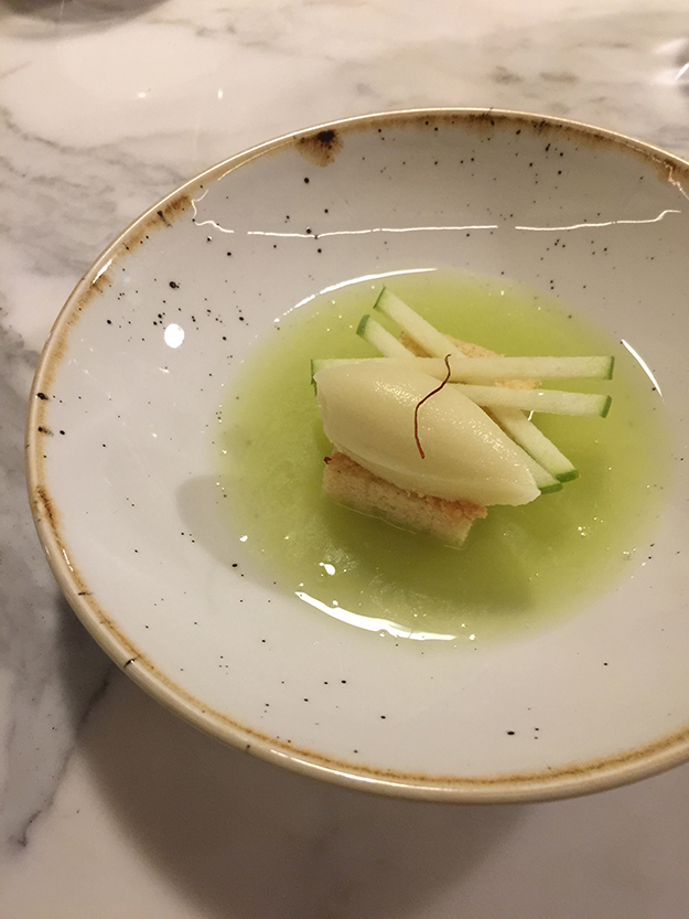 עוגת שקדים מעליה מונח סורבה תפוחים, מוגשת עם מרק תפוחים קר