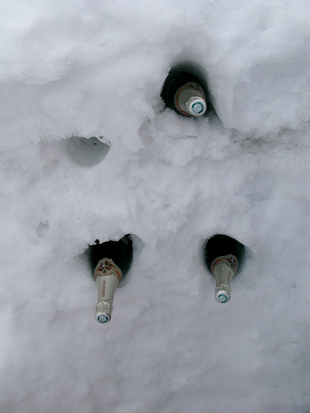 מצננים שמפניה במקרר טבעי בתוך השלג