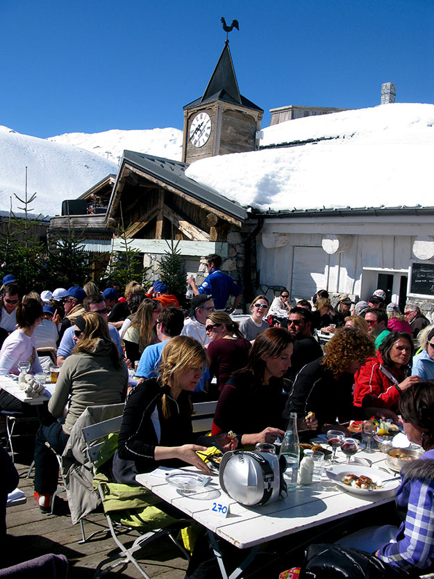 בעיירת הסקי ואל דיזר, בילינו כמה שעות טובות לארוחת צהריים עצלה, במסעדת הפסגות המעוצבת,  LA FRUITIERE, נצלים בשמש החורפית השקרנית