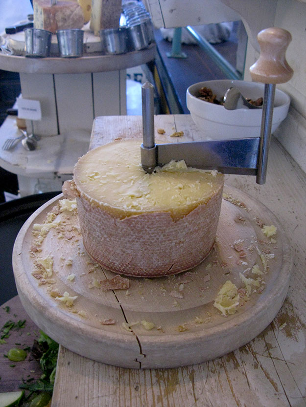חריץ גבינה שמגלפים ממנו תלתלי גבינה שנמסים בפה