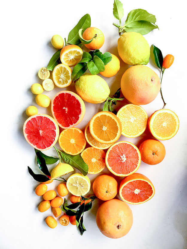 שפע של הדרים: תפוזים, אשכולית אדומה, קלמנטינות, לימון, תפוז סיני