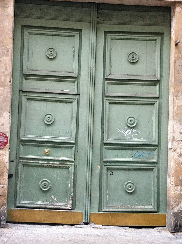 דלת צבעונית ברחובות המארה בפריז
