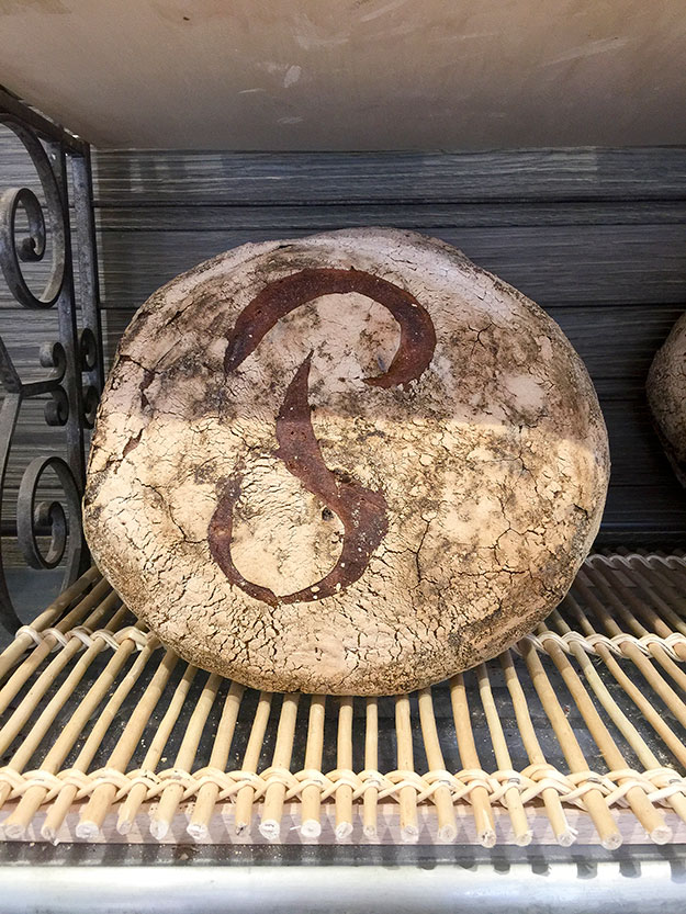 הלחם המפורסם של אחת המאפיות הוותיקות באזור רובע סאן ז'ארמן, Poilane, נראית כאילו קפאה בזמן