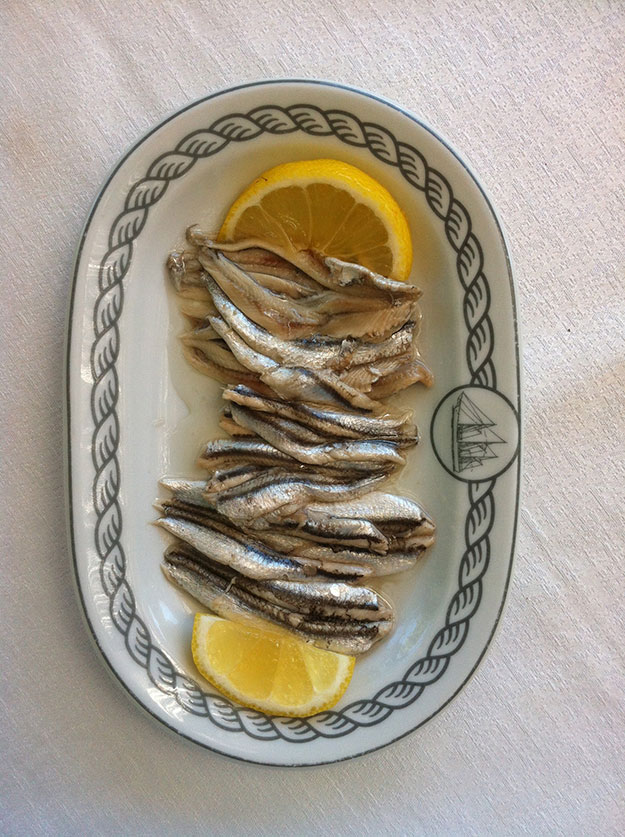 פרינסיפוטה תפריט יווני ים תיכוני עשיר בגדים ופירות ים
